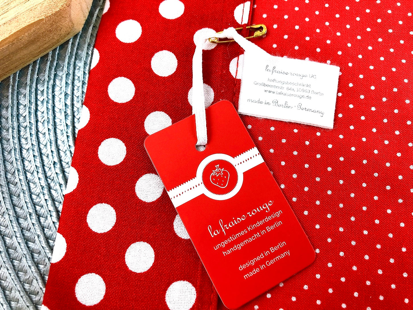 Mutterpasshülle, la fraise rouge