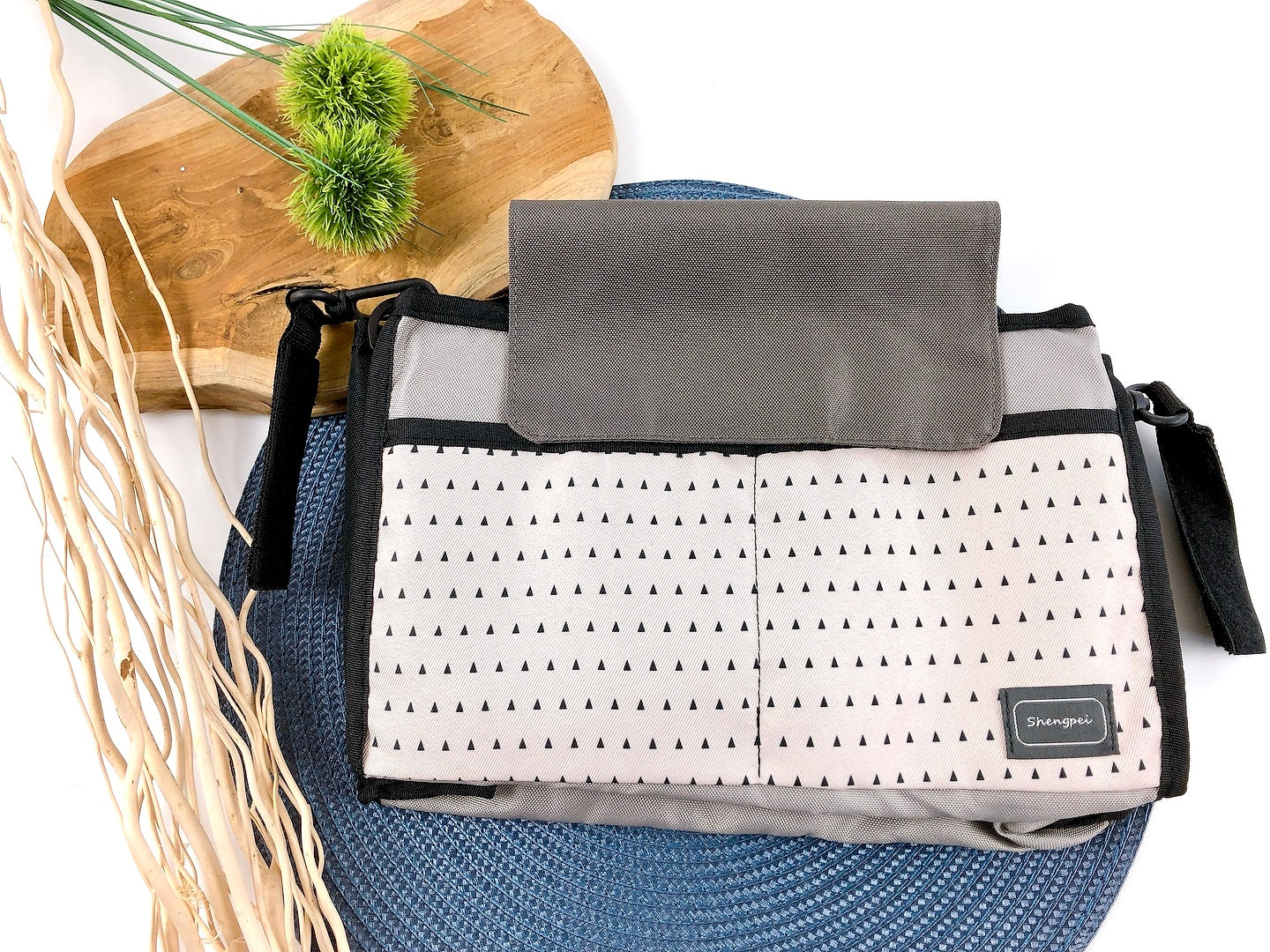 Kleine Wickeltasche mit viel Stauraum, grau / beige