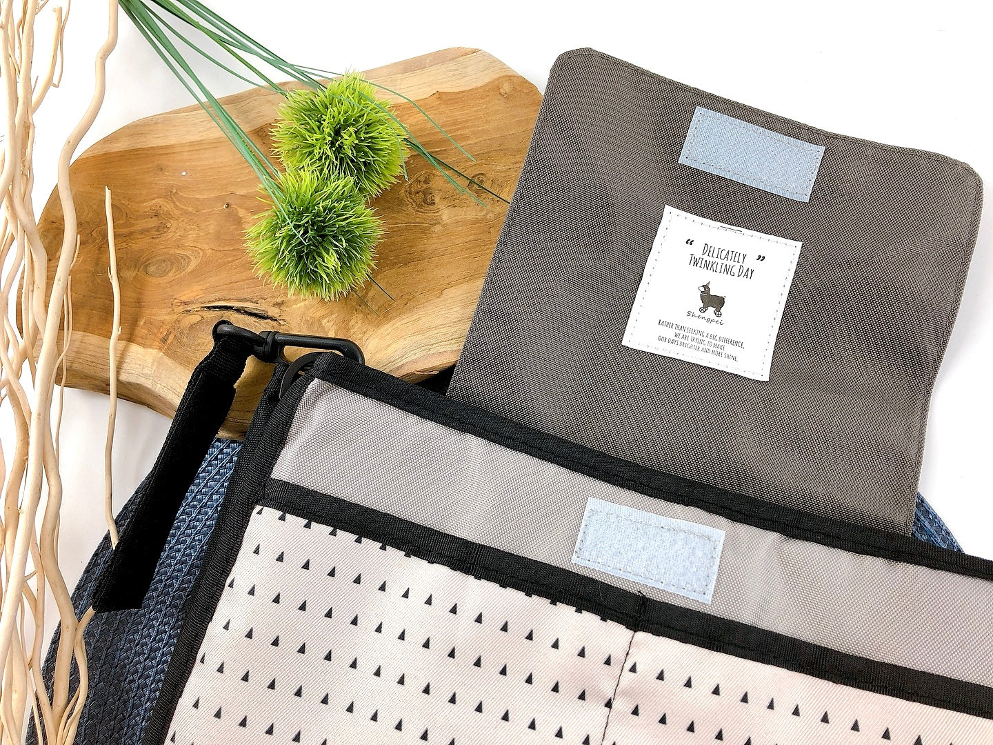 Kleine Wickeltasche mit viel Stauraum, grau / beige