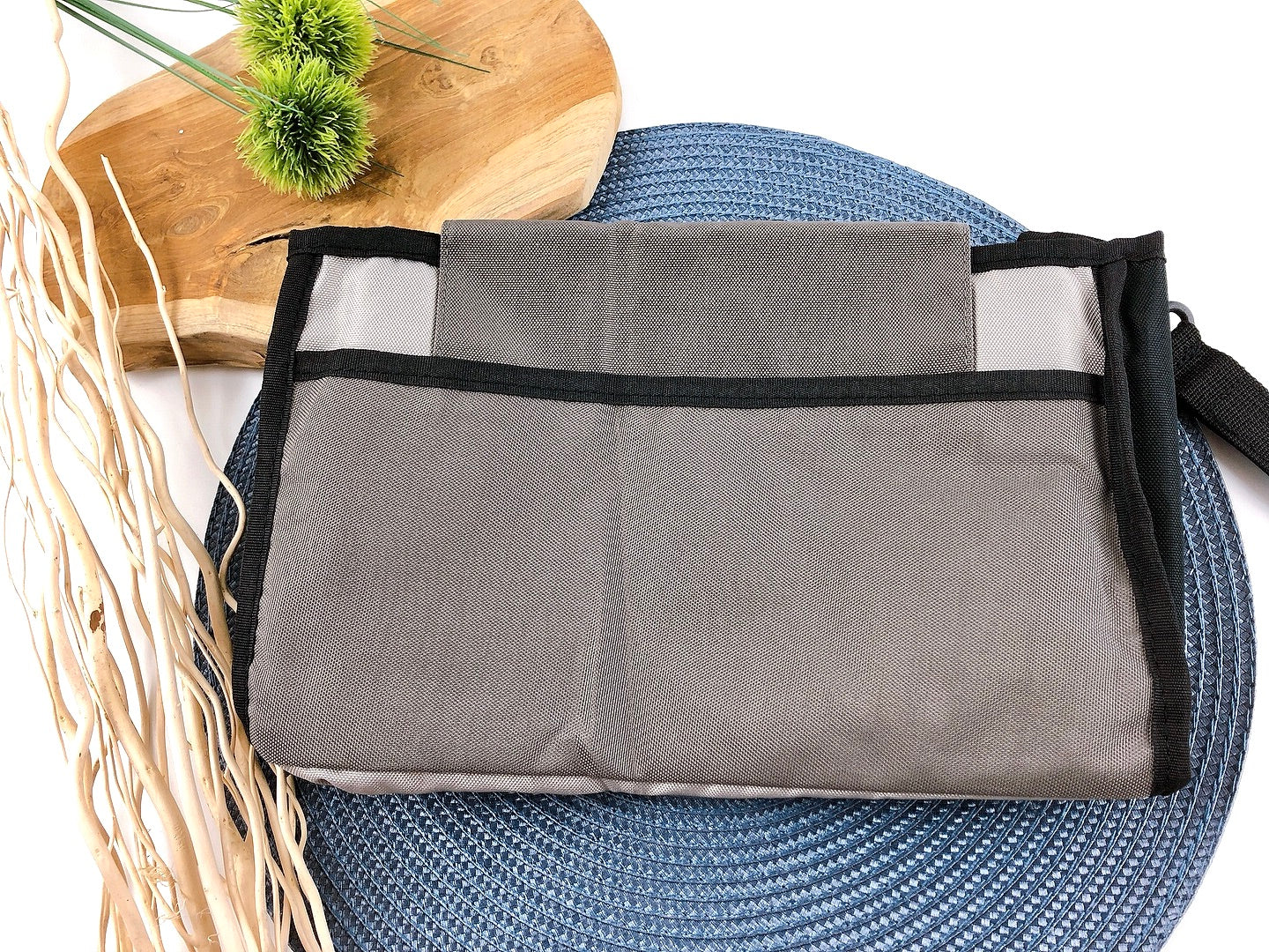 Kleine Wickeltasche mit viel Stauraum, grau / beige